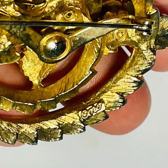 Vtg gold tone “Coro” rose bunch wreath 1.5” brooch Excellent condition! - Picture 6 of 6